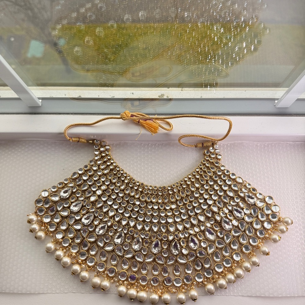 Elegant gold and pearl chokar necklace